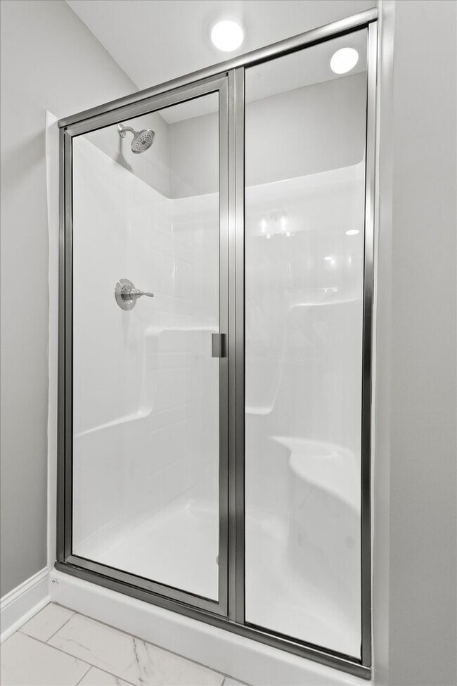 Building Photo - Fully Furnished and Move-In Ready - Flexib...
