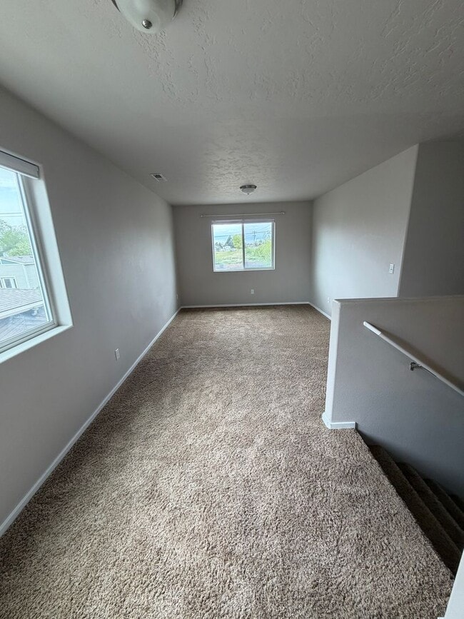 Building Photo - Check out our move in special on this charming Very Spacious 2-Story Home for Rent in Pasco, WA!