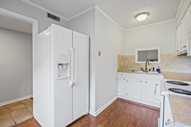 Building Photo - Great 2 Bedroom Available End Of July