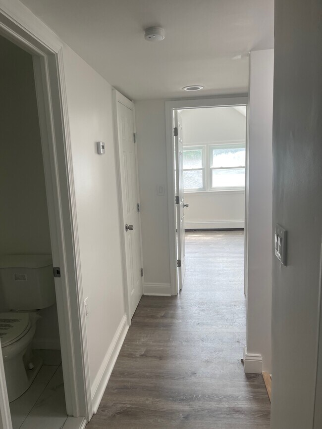 Building Photo - 28 Royce Pl