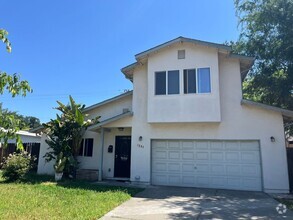 Building Photo - Large 2-Story Home Close to Downtown