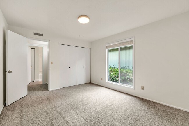 Building Photo - 1628-1628 Madras St SE