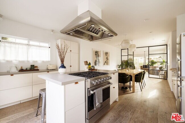 Building Photo - 601 Crestmoore Pl