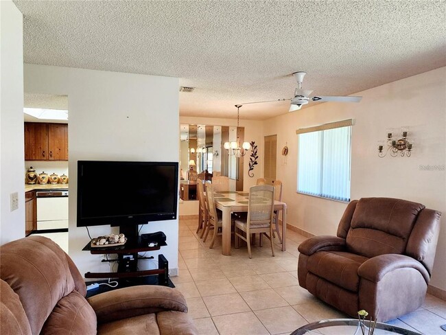 Building Photo - 552 Fairways Dr