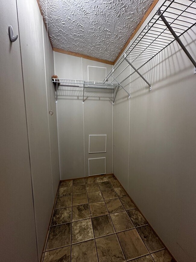 Building Photo - Spacious 4 bedroom/2 bath home for rent - ...