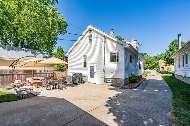 Building Photo - 5065 N Berkeley Blvd