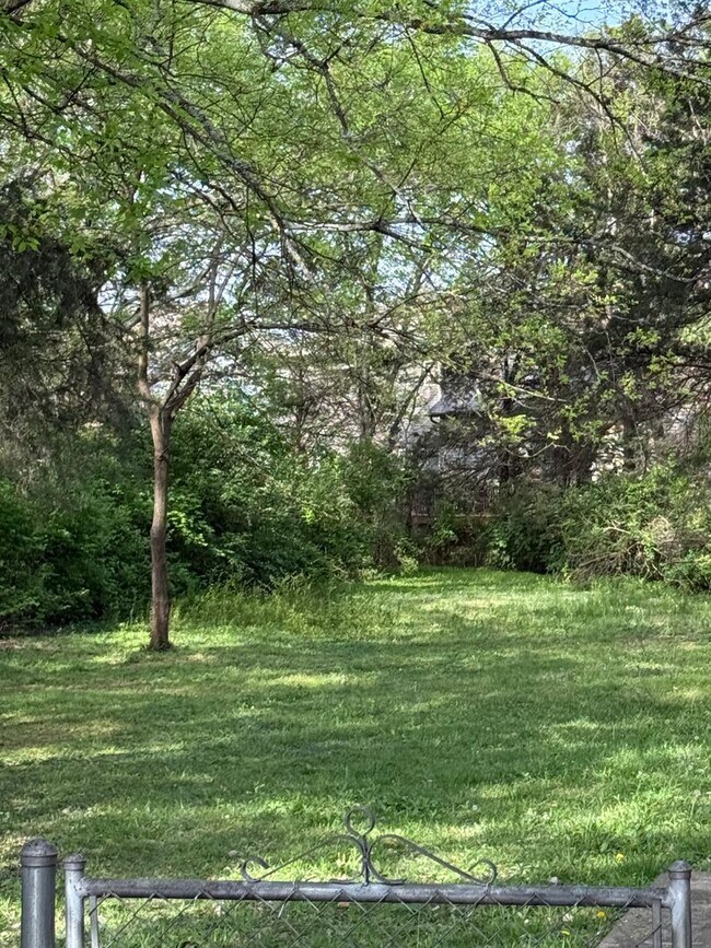 Building Photo - Centrally Located Duplex