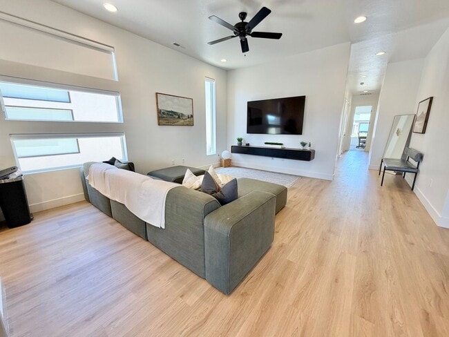 Building Photo - 2932 E Snowberry Dr