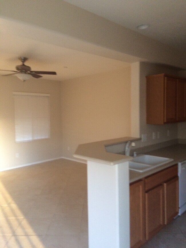 Building Photo - 2305 W Horizon Ridge Pky