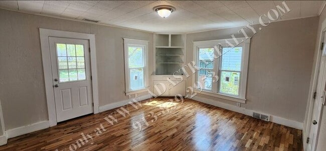 Building Photo - Large 2-story 4 Bed 1.5 Bath Home in Leave...