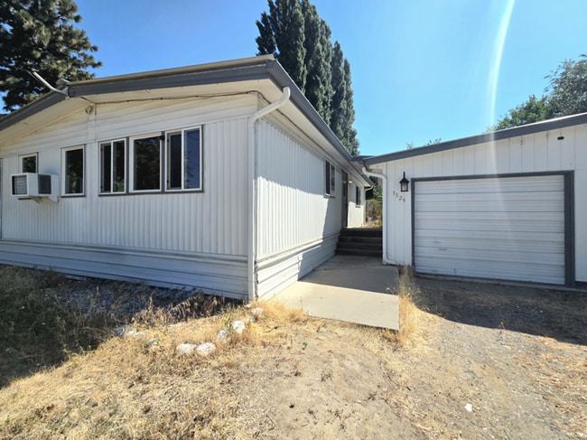 Building Photo - 1529 NW Avon Ct