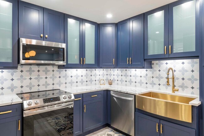 Building Photo - 4501 Fairway Dr N