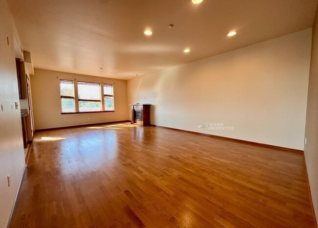 Building Photo - 1850 SW Scenic Heights St