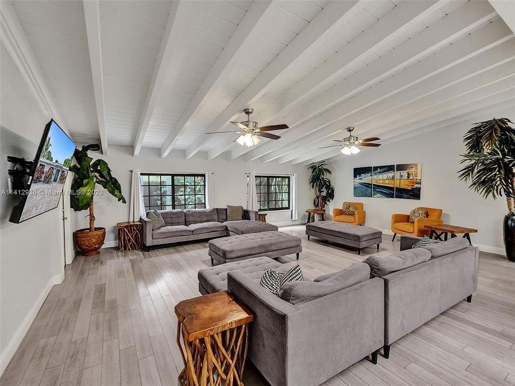 Building Photo - 2500 NE 19th St