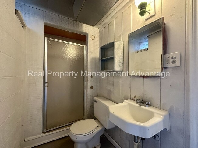 Building Photo - Beautiful Mid-Century 3 Bedroom Steps from...