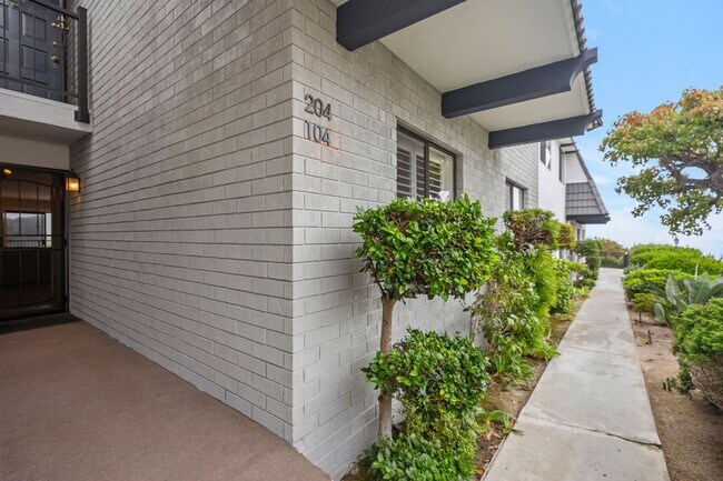 Building Photo - Luxurious 2 Bedroom, 2 Bathroom Condo for Rent
