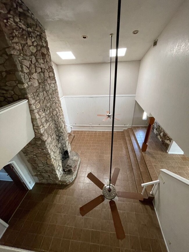Building Photo - Spacious & Affordable Home for Lease on Go...
