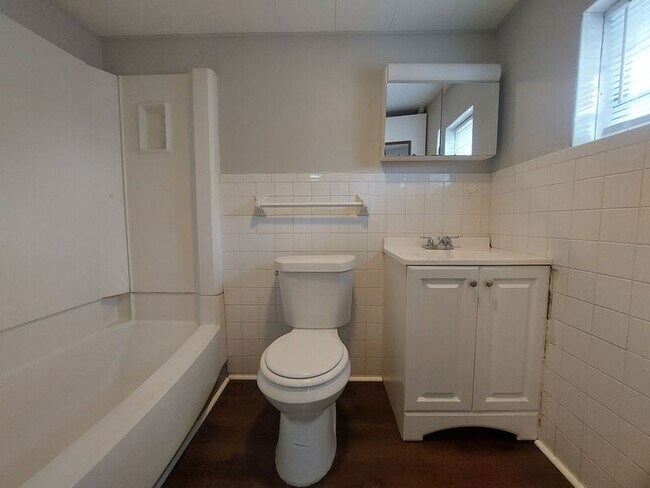 Building Photo - 115 1/2 Lenox St