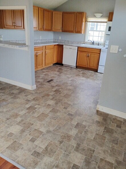 Building Photo - 306 Abens Ave
