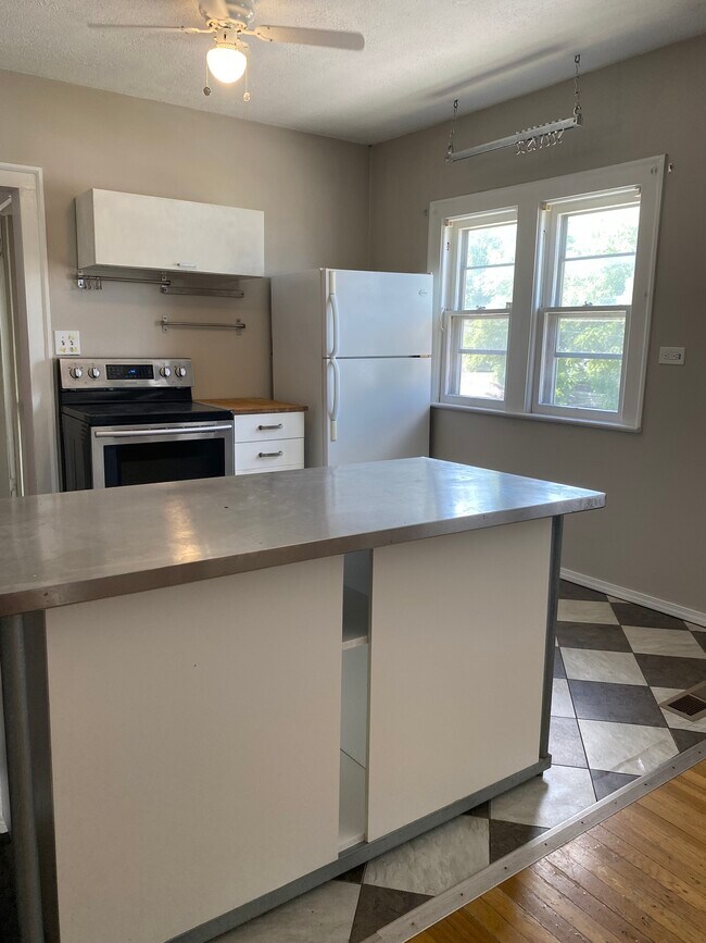 Kitchen. - 2114 Wascana Ave