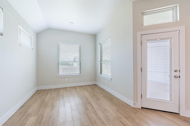 Building Photo - 1012 Heartleaf Dr