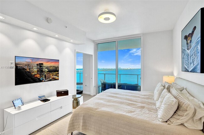 Building Photo - 601 NE 27th St