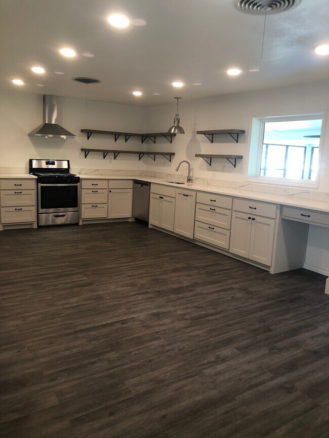 Building Photo - Custom Remodeled Home on a Tree lined street in Benbrook!!  Bonus Room could be game room extra l...