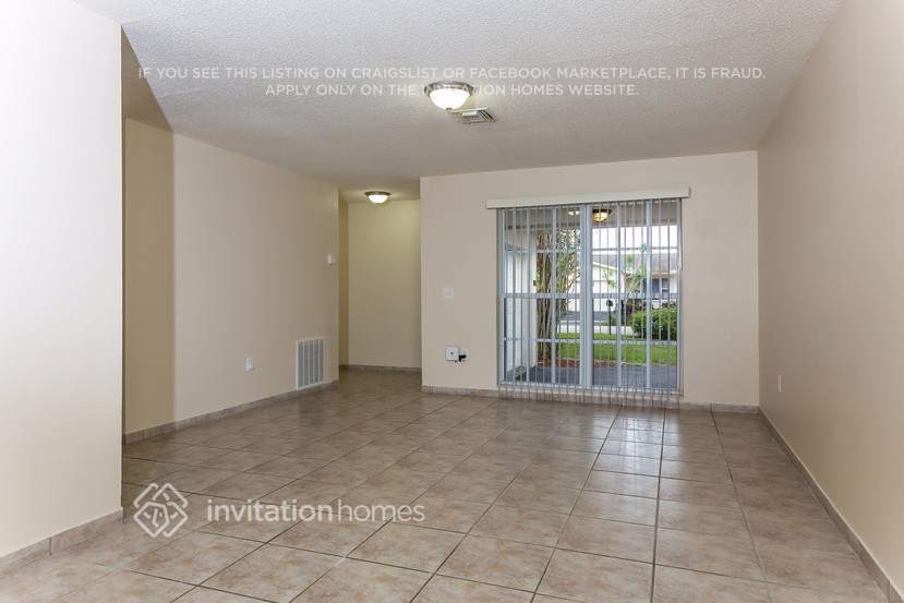 Building Photo - 1000 NW 93rd Terrace