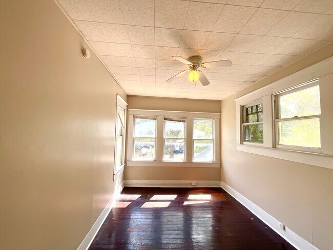 Building Photo - 810 W Magnolia Ave