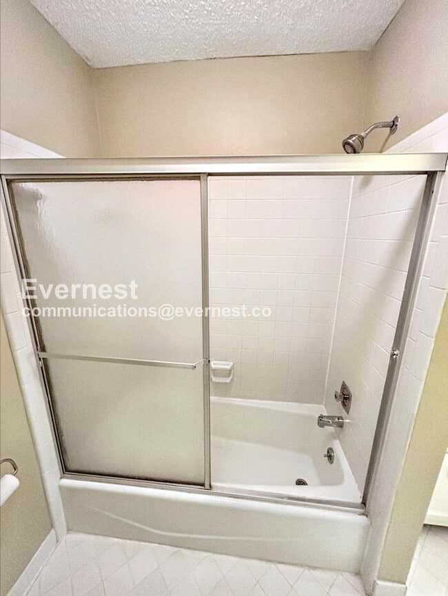 Building Photo - 2 Bed/2.5 Bath Townhome with Modern Amenities / Pet-Friendly / Available Now!