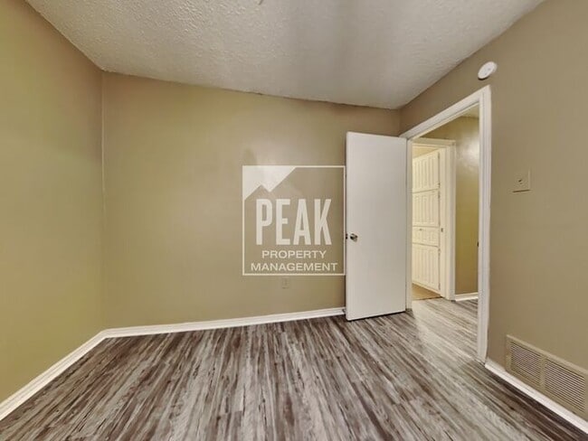 Building Photo - $2000! Large 4 Bed 2 Bath in ARLINGTON! TOUR NOW, 2 Year lease minimum!