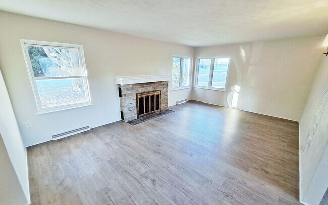 Building Photo - 3 Bed / 1-1/2 Bath Single Family Home w/ 2-Car Garage