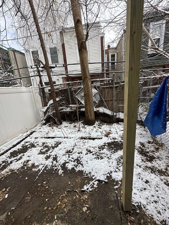 Building Photo - Beautiful renovated 3 bedroom