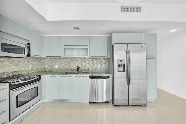 Building Photo - 950 Brickell Bay Dr