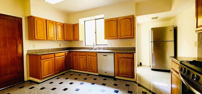 Building Photo - SUPER SPACIOUS, 3 LEVELS, 3 BONUS Rooms-SI...