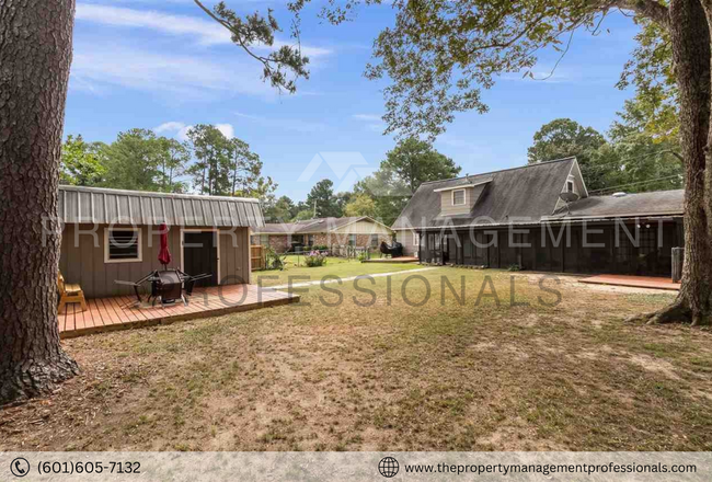 Building Photo - Spacious 4 bedroom home with a great backyard