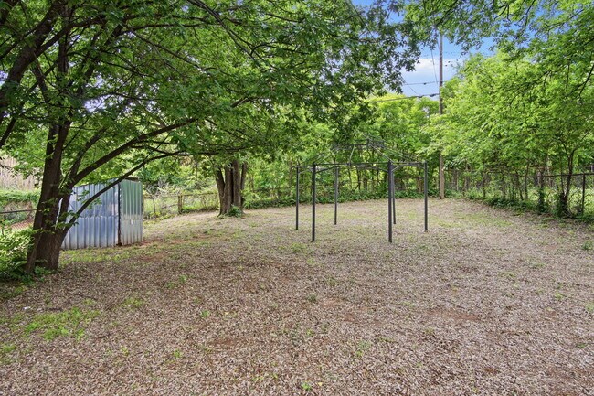 Building Photo - 1305 Bellevidere Dr