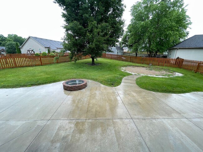 Building Photo - Beautiful Shelbyville Home For Rent
