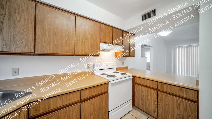 Building Photo - 1366 N Riverview Blvd