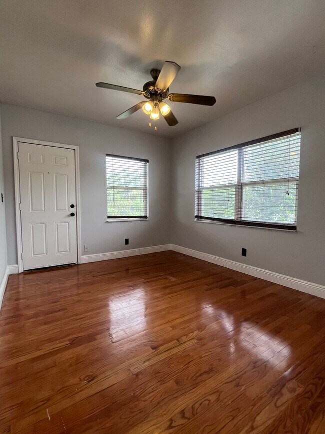 Building Photo - 3806 -3808 W El Prado Blvd,  FL