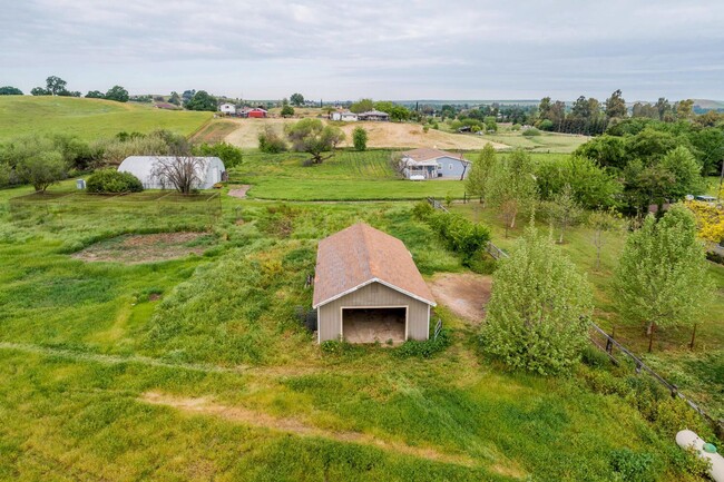 Building Photo - 1 Bedroom Cottage for Rent on shared 5 Acres