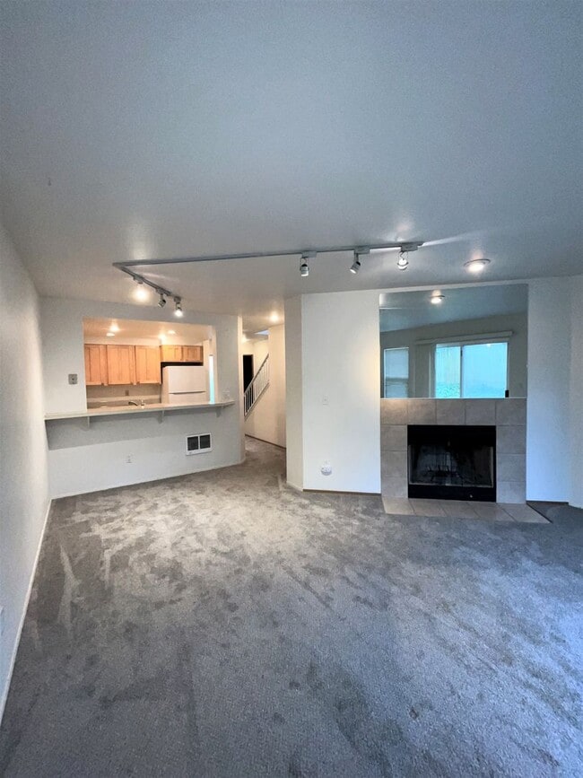 Building Photo - 447 - Townhome in Spectacular Location, 1 Car Attached Garage