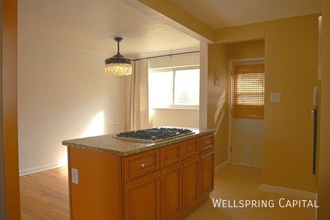 Building Photo - 2690 Pontiac St