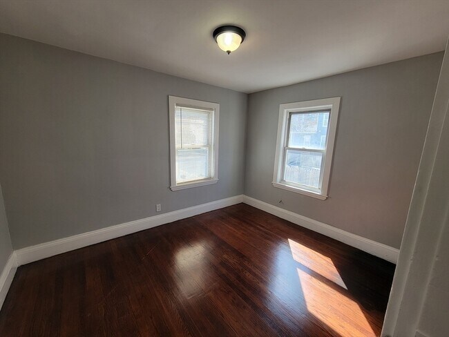 Building Photo - 994 River St