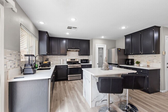 Building Photo - Cozy Furnished 3bed 3bath l Near Southern Highlands