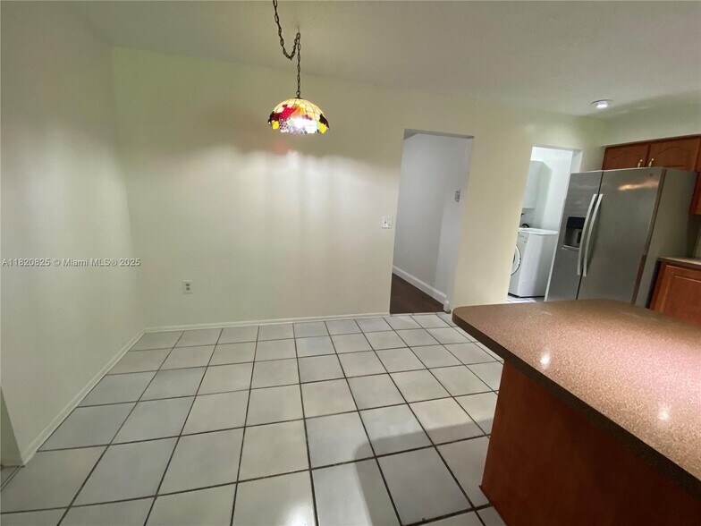 Building Photo - 8250 Southampton Dr