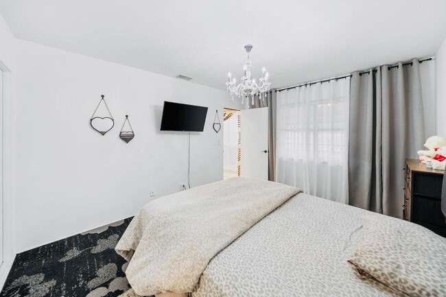 Building Photo - 129 Lake Carol Dr