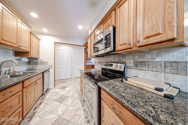 Building Photo - 10827 W Santa Fe Dr