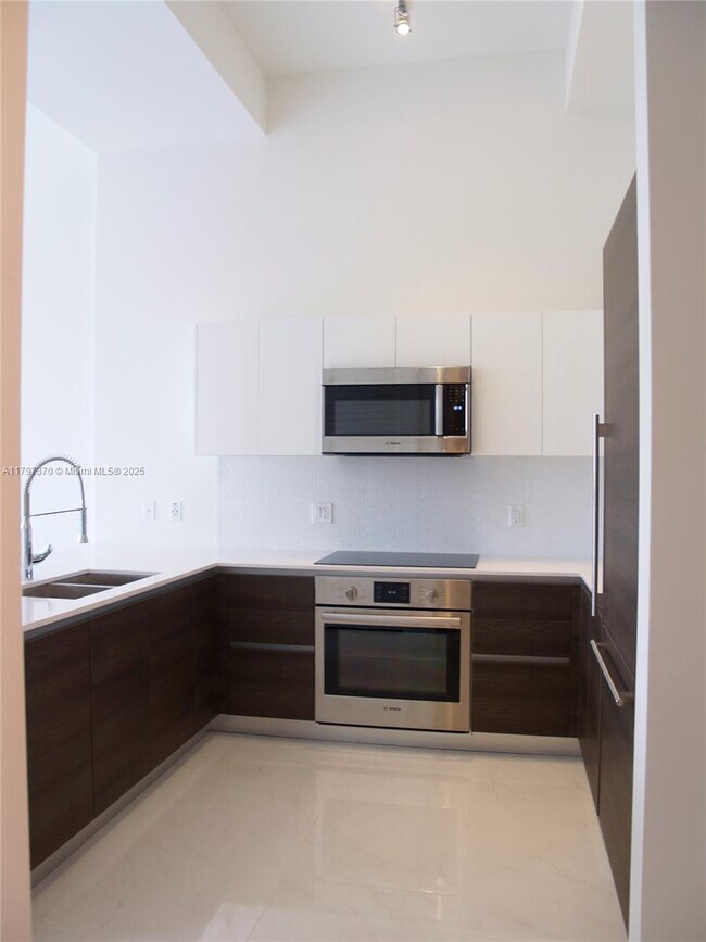 Building Photo - 301 Altara Ave