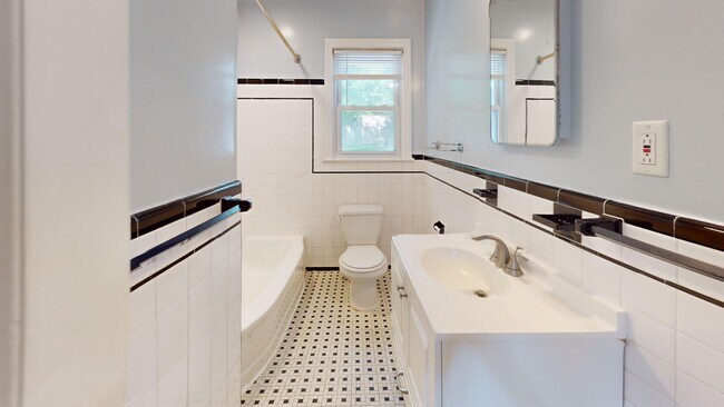Building Photo - Spacious Three Bedroom Silver Spring House...